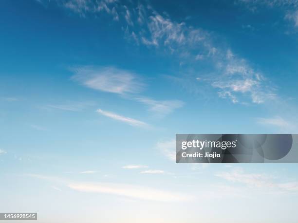 cloudy sky - blue stockfoto's en -beelden