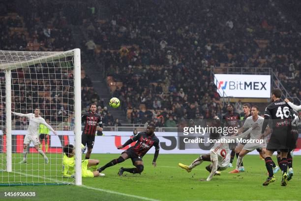 Tammy Abraham of AS Roma scores in stoppage time to level the game at 2-2 during the Serie A match between AC Milan and AS Roma at Stadio Giuseppe...