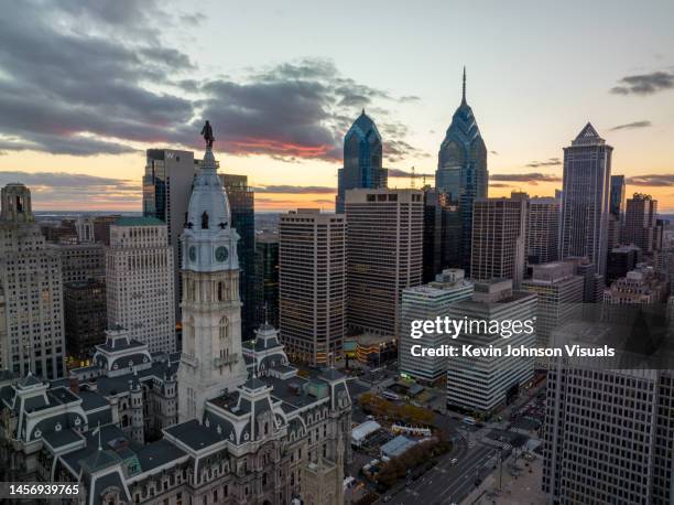 aerial view of center city downtown philadelphia - rathaus von philadelphia stock-fotos und bilder