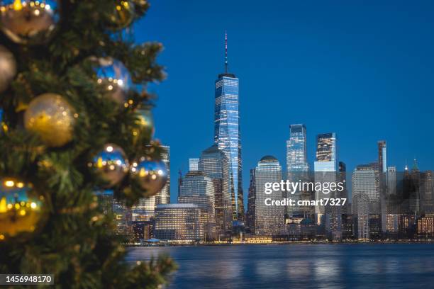 freedom tower and christmas tree - christmas newyork stockfoto's en -beelden