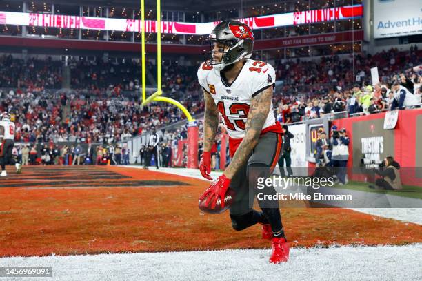 Mike Evans of the Tampa Bay Buccaneers scores a two point conversion against the Dallas Cowboys during the fourth quarter in the NFC Wild Card...