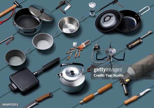 camping gear knolling style. - pan keukengereedschap stockfoto's en -beelden