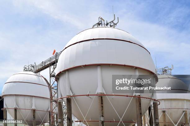 sphere gas tanks in refiney plant . - benzintank stock-fotos und bilder