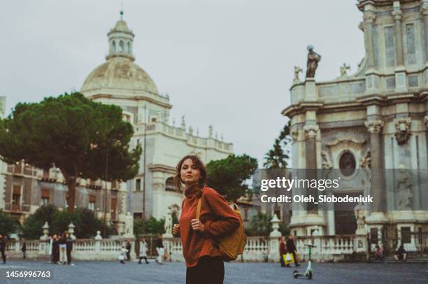 mujer mochilera explorando el casco antiguo de catania - catania sicily fotografías e imágenes de stock