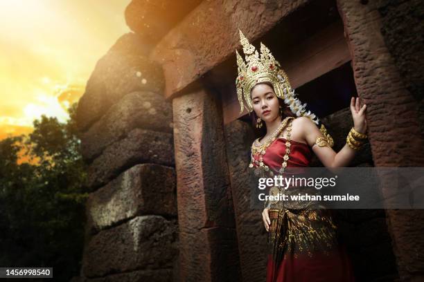 asian girl in khmer cultural dress - traditionally cambodian 個照片及圖片檔