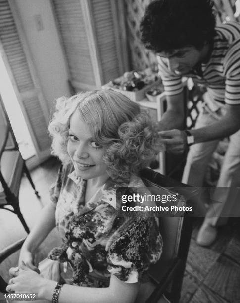 American actress Sally Struthers has her hair styled by an hairstylist in the Menage a Trois hair salon, United States, circa 1975.