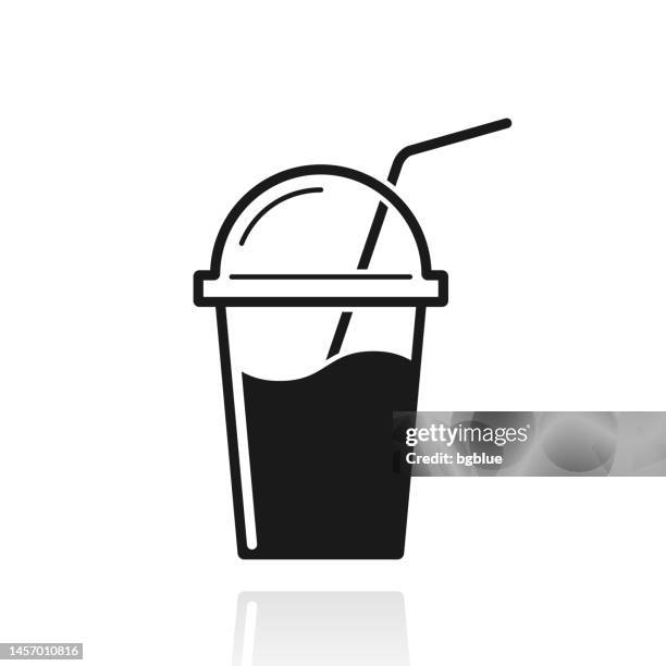 ilustrações, clipart, desenhos animados e ícones de copo com palha. ícone com reflexo no fundo branco - milk shake