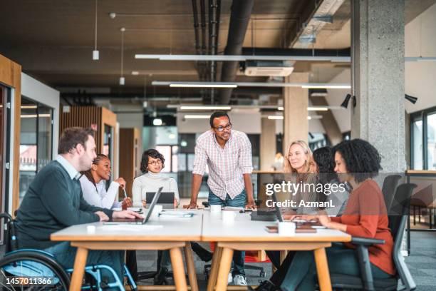 open concept office, dove si tiene una riunione di lavoro - riunione incontro sociale foto e immagini stock