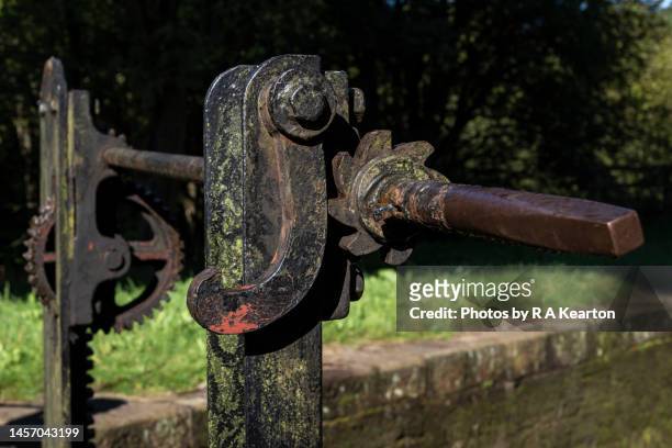 canal lock gate mechanism, huddersfield canal, uppermill, greater manchester - oldham stock pictures, royalty-free photos & images