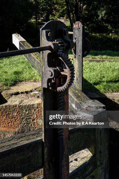 canal lock gate mechanism, huddersfield canal, uppermill, greater manchester - oldham stock pictures, royalty-free photos & images