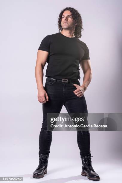 portrait of spanish long hairy man on white studio background, full length portrait posing - postureo fotografías e imágenes de stock