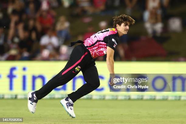 Sean Abbott of the Sixers bowls during the Men's Big Bash League match between the Sydney Sixers and the Adelaide Strikers at Coffs Harbour...