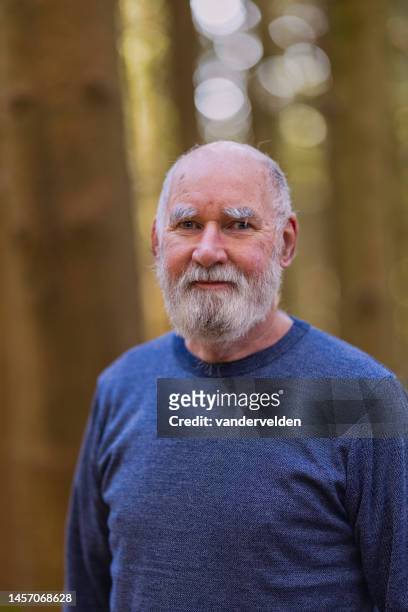 homem idoso na floresta de coníferas no inverno - decote redondo decote - fotografias e filmes do acervo