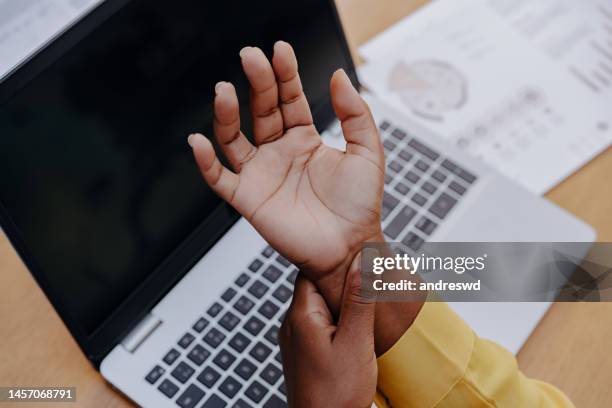 woman with wrist pain - carpaletunnelsyndroom stockfoto's en -beelden