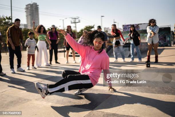 jeune femme breakdance lors d’une fête de rue avec ses amis à l’extérieur - gangsta rap photos et images de collection