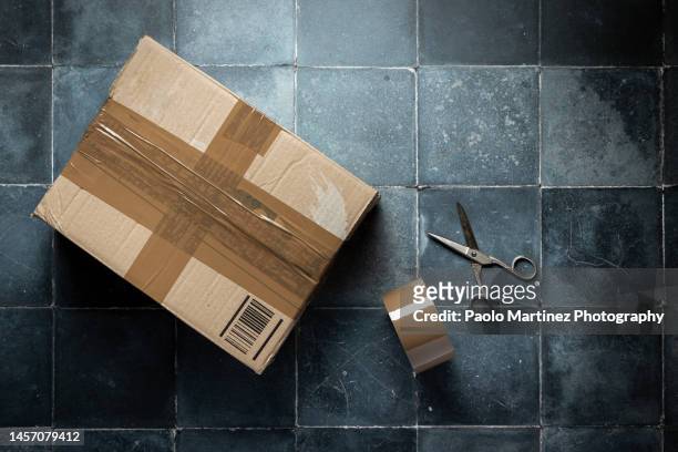 package on tile floor - cardboard box top view stock pictures, royalty-free photos & images