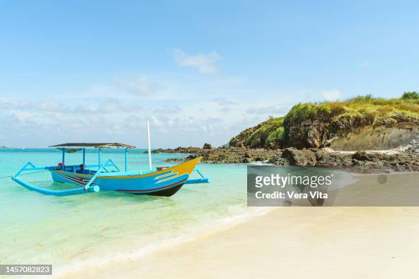 scenery view of sailboat sailing at tropical beach with clear blue water in lombok - lombok bildbanksfoton och bilder