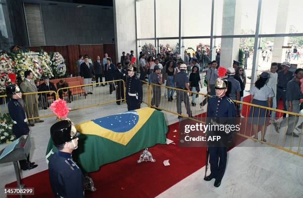 The first of thousands of Brazilians start queueing on May 04, 1994 to pay their last respects to late Formula One champion Ayrton Senna as the...