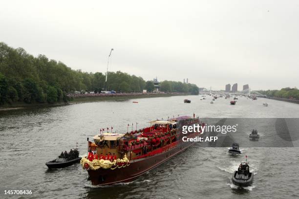 The Royal barge "Spirit of Chartwell" carrying Britain's Queen Elizabeth II approaches Chelsea Bridge during the Thames Diamond Jubilee Pageant in...