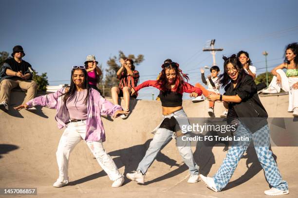 amici che ballano e si divertono durante la festa di strada allo skateboard park - breaking foto e immagini stock