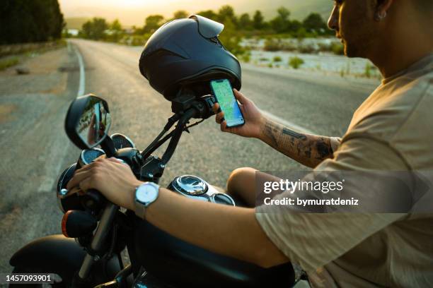 smartphone in den händen, um karte auf dem smartphone zu überprüfen - route moto stock-fotos und bilder