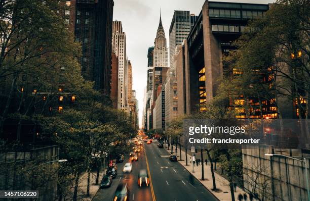 manhattan downtown street con coches - centro de nueva york fotografías e imágenes de stock