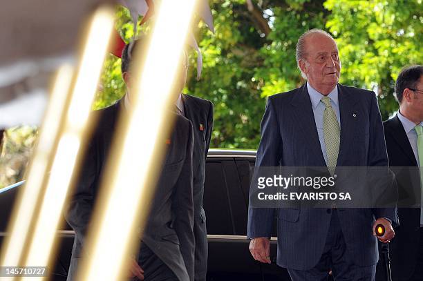 Spain's King Juan Carlos de Borbon arrives at Planalto Palace to meet with Brazilian President Dilma Rousseff in Brasilia, on June 04, 2012. King...