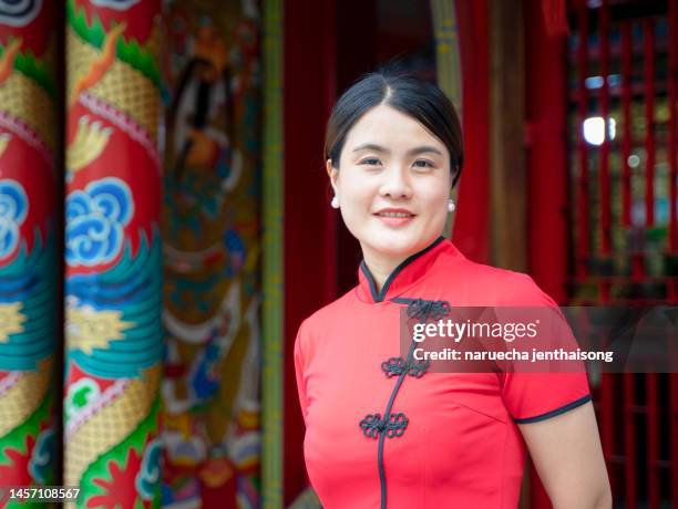 beautiful young asian woman wearing cheongsam during chinese new year festival - the cheongsam stock-fotos und bilder