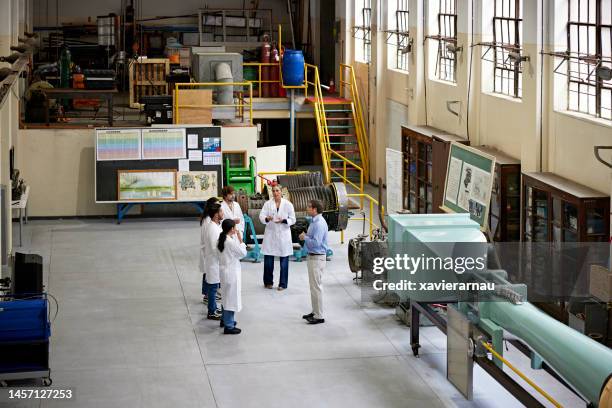 mint-professor und studenten im ingenieurlabor - windkanal stock-fotos und bilder