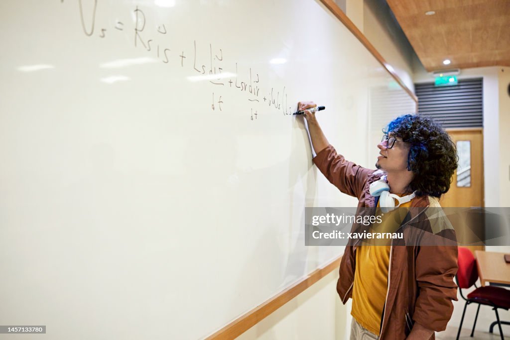 MINT-Schüler schreiben Gleichung auf Whiteboard