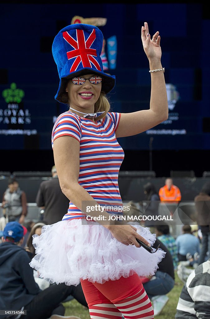 Spectators gather in London's Hyde Park 