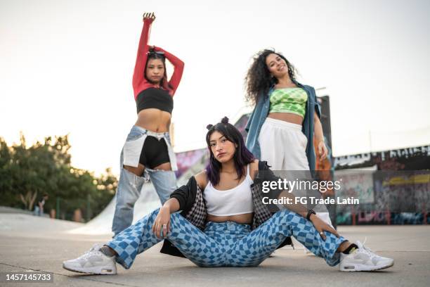 portrait d’une jeune femme avec son groupe de performance à l’extérieur - gangsta rap photos et images de collection