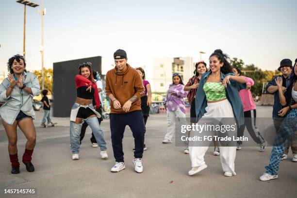 performance-gruppentanz im skateboardpark - hiphop stock-fotos und bilder