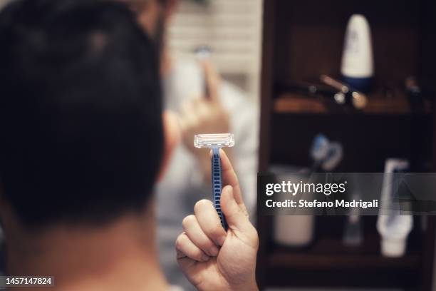 razor blade in front of the mirror - maquinilla de afeitar fotografías e imágenes de stock