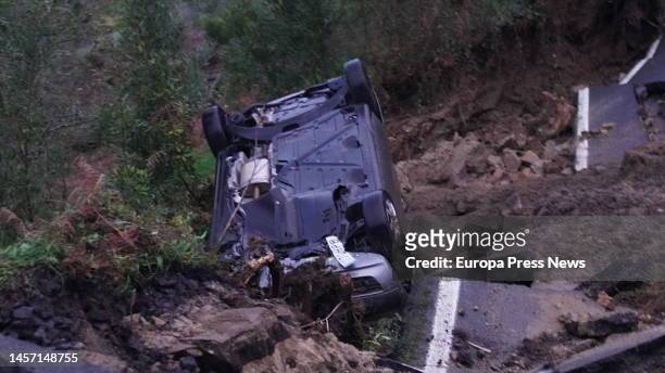 Car in an accident due to the collapse of a road, on 17 January, 2023 in Campaño, Pontevedra, Galicia, Spain. The storm has caused the collapse of...