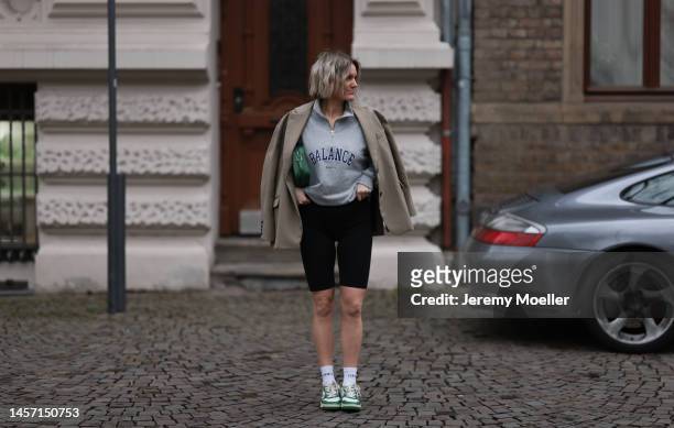 Victoria Thomas seen wearing a beige Blazer from The Frankie Shop, a black short from Bershka, HERNAMEIS the label white socks, green Autry's sneaker...