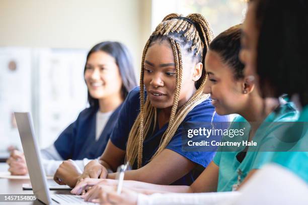 vielfältige gruppe von frauen sind krankenpflege- oder medizinstudenten an der örtlichen universität - medizinstudent stock-fotos und bilder