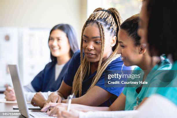 vielfältige gruppe von frauen sind krankenpflege- oder medizinstudenten an der örtlichen universität - mature students stock-fotos und bilder