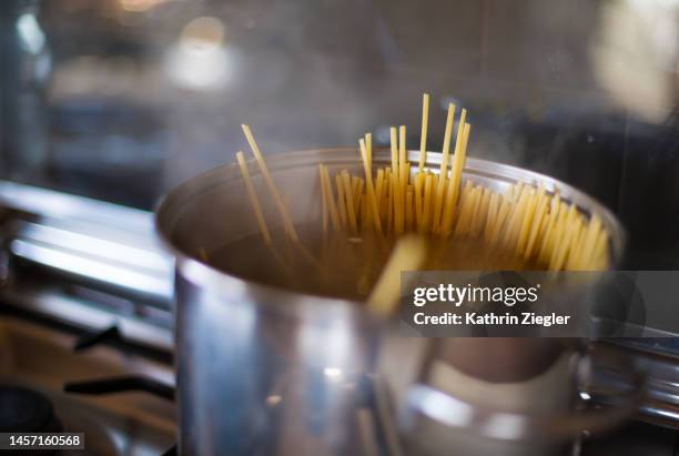 close-up of spaghetti boiling in a pot - bollente foto e immagini stock