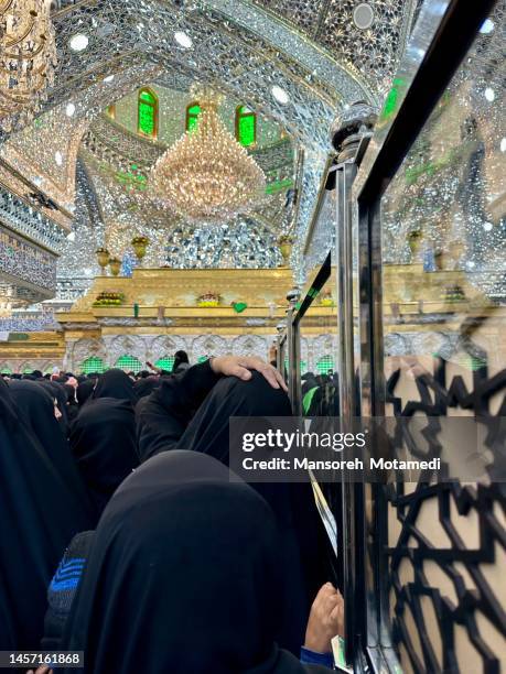 muslim shia women in holy shrine of imam hussein in karbala - karbala stockfoto's en -beelden