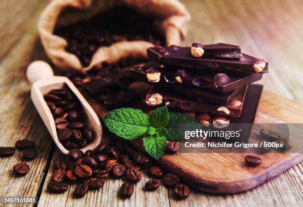 close-up of chocolate chip cookies on table,romania - chocolate chip 個照片及圖片檔