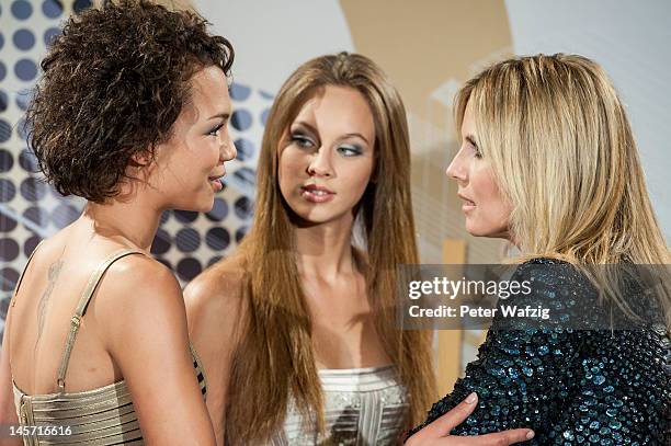 Dominique Miller, Kasia Lenhard and Heidi Klum talk during the Germany's Next Topmodel - Finalists Photocall at the Lanxess-Arena on June 04, 2012 in...