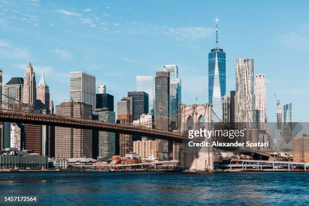 new york city skyline with brooklyn bridge and manhattan downtown, usa - wall street lower manhattan stock-fotos und bilder