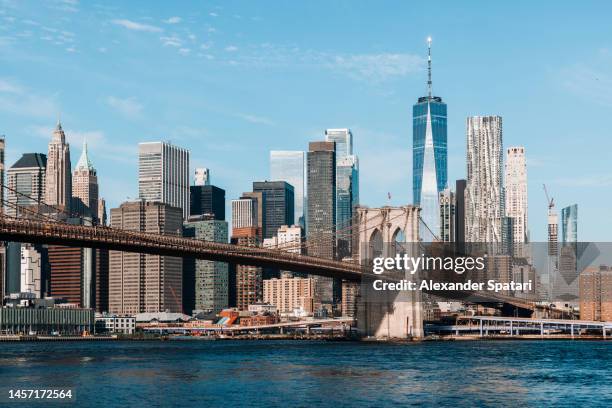 new york city skyline with brooklyn bridge and manhattan downtown, usa - lower manhattan - fotografias e filmes do acervo