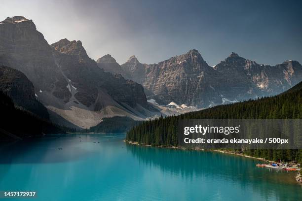 scenic view of lake and mountains against sky,moraine lake,canada - moraine lake stock-fotos und bilder