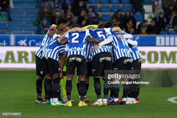 Players of Deportivo Alaves huddle up prior to the Copa del Rey round of 16 match between Deportivo Alaves and Sevilla FC at Estadio de Mendizorroza...