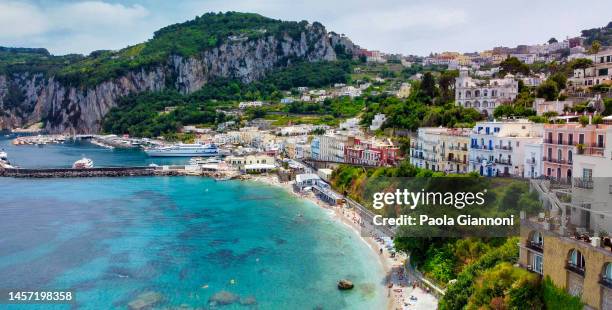 belle côte de capri le long de la zone portuaire. vue aérienne depuis un drone. - mer tyrrhénienne photos et images de collection