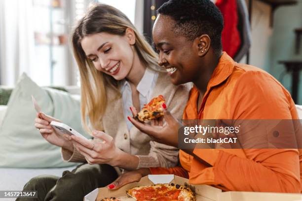 amigas pidiendo comida en línea - credit union fotografías e imágenes de stock