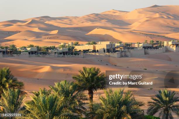 luxury hotel nestled in the beautiful dunes of the arabian desert near liwa, united arab emirates. - arabian peninsula stock pictures, royalty-free photos & images