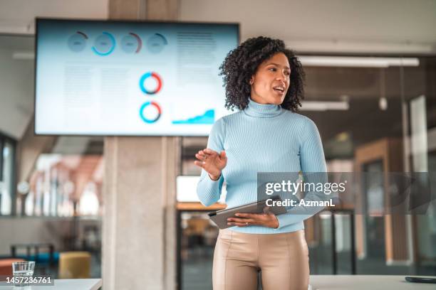 retrato de una mujer guapa dando un discurso usando tecnología - presentación fotografías e imágenes de stock